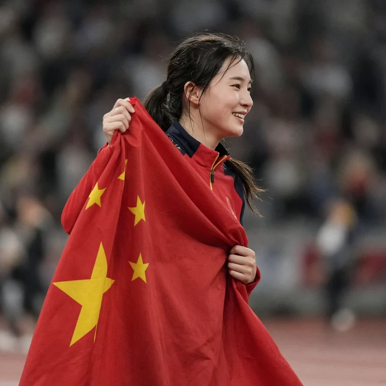 体育赛场谢场画面，运动员与国旗共同呈现庄重而热烈的氛围